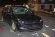 Der Opel erfasste den Fussgänger auf der Beifahrerseite. (Bild: Geri Holdener, Bote der Urschweiz)