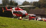 Der Notarzt steigt aus dem landenden Helikopter. (Bild: Geri Holdener, Bote der Urschweiz)