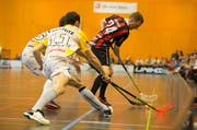 Will den Ball trotz hoher Erwartungen flachhalten: Verteidiger Jonas Höltschi (rechts). (Bild: Dominik Wunderli)