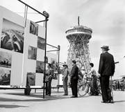 Während der Weltausstellung der Photographie (1952) wurde im Geheimen an einem Fotomuseum für Luzern getüftelt. Im Hintergrund der 40 Meter hohe Holzturm. (Bild: Ringier Bildarchiv Aarau)