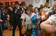 Ausgelassene Stimmung an der Hüetli-Fasnacht. (Bild: Lea Kathriner (Sarnen, 26. Januar 2018))