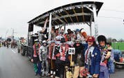 Die Horner-Zunft reiht sich mit ihrem Wagen für den Stanser Fasnachtsumzug ein. (Bild: Markus von Rotz)