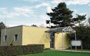 Das Eingangsgebäude zum Parkhaus Allmendli, links die Profilstange für die Antenne. (Bild: Oliver Mattmann (Hergiswil, 27. September 2017))