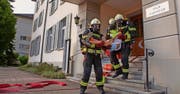 Die Feuerwehr musste elf junge «Verletzte» aus dem Gebäude retten. Bild: Geri Holdener