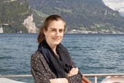 Annemarie Oechslin auf dem Motorschiff «Rigi». Noch bis Mitte Mai ist dort ihr Video «immer und immer wieder» zu sehen. (Bild Markus Zwyssig)