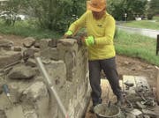 Beim Wiederaufbau kam eine spezielle Maurertechnik zum Zug. (Bild: morgarten2015.ch)