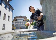 Christoph Scheuber beim Brunnen vor dem Winkelried-Denkmal. (Bild: Corinne Glanzmann (Stans, 20. Juli 2016))