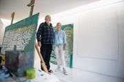 Bruno Estoppey vor seinen Bildern mit seiner Frau Marlen, mit der er die Galerie zum Seeweg führt. (Bild: Corinne Glanzmann (Sachseln, 26. Juli 2017))