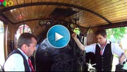 Ein eingespieltes Team bedient die Lokomotive. (Bild: Youtube)