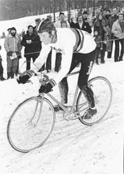 Der fünffache Weltmeister Albert Zweifel unterwegs im Regenbogentrikot, hier bei der WM-Revanche 1976 in Tecknau. (Bild: PD)