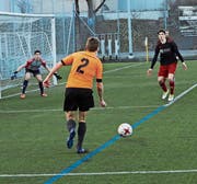 Obergeissenstein-Mittelfeldspieler Reto Albisser (am Ball) dringt in den Willisauer Strafraum ein. (Bild: Jakob Ineichen (Luzern, 24. März 2018))