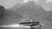 Das erste Personentragflügelboot der Welt bei einer Testfahrt im Mai 1952 auf dem Vierwaldstättersee. (Bild: PD)