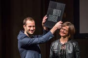 Regionale Ehre: Marianne Schnarwiler, Geschäftsführerin der Albert Köchlin Stiftung, überreicht Matteo Gariglio im Hotel Schweizerhof den Filmpreis für den Film «En La Boca» an der Verleihung des Innerschweizer Filmpreises 2017. (Bild: Philipp Schmidli (PHILIPP SCHMIDLI | Fotografie))