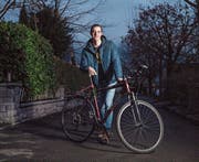 Niko Zihlmann mit seinem Velo in Stans. Bild: Corinne Glanzmann (27. Dezember 2016)