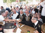 Die Hergiswiler Jodler geniessen nach ihrem Auftritt ein kühlendes Getränk. (Bild: Kurt Liembd (Brig, 24. Juni 2017))