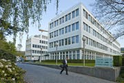 Auch rund um die Gebäude ist der Name «Xstrata» offenbar nirgends zu lesen. (Bild: Keystone)