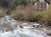 In diesem Bereich soll der Alpbach mit einem Geschiebesammler gebändigt werden.Bild: Paul Gwerder (Erstfeld, 21. März 2017)