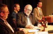 Reto Habermacher im Gespräch mit «Greedi-üüsä»-Moderator Ruedi Bomatter (links). (Bild: Florian Arnold (Altdorf, 15. Dezember 2017))