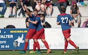 Chams Roman Herger (links) lässt sich nach dem Tor zum 1:0 feiern. (Bild: Roger Zbinden (Cham, 8. April 2017))