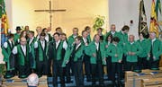 Oben: Die Musikgesellschaft Sisikon zeigt sich in neuer Uniform; unten: Das Patenpaar René Gick und Priska Bucheli präsentiert die neue Vereinsfahne. (Bilder: Georg Epp (Sisikon, 11. November 2017))