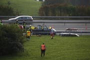 Zur schonenden Bergung wurde das Autodach weggeschnitten. (Bild: Geri Holdener, Bote der Urschweiz)