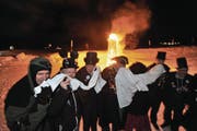 Die Tränen fliessen in Strömen: Beim «Usflennä» blieb kein Andermatter Auge trocken. (Bild: Urs Hanhart (Andermatt, 13. Februar 2018))