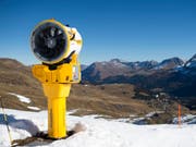 Wenn die weisse Pracht nicht so richtig will, wird fleissig nachgeholfen. Im Bild: eine Schneekanone in Arosa (Archiv). (Bild: Keystone/GIAN EHRENZELLER)