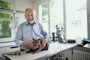 Tierarzt Klaus Odermatt (69) untersucht eine Katze in seiner Praxis in Stans. Ans Aufhören denkt er noch nicht. (Bild Corinne Glanzmann)