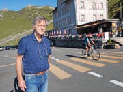 Keine Freude bei Hanspeter Kaufmann: Gestern blieb die Terrasse seines Hotels fast leer.Bild: Urs Hanhart (Klausen, 24. September 2016)
