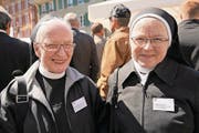 Priorin Daniela Bieri, Melchtal, und Äbtissin Pia Habermacher, Sarnen. (Bild: Romano Cuonz (Sarnen, 30. April 2017))