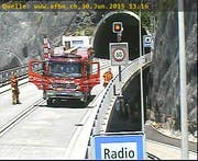 Die Feuerwehr vor dem Süd-Portal. (Bild: afbn.ch)