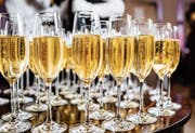 In der Schweiz ist Champagner in den letzten Jahren weniger gefragt als andere Schaumweine. (Bild: Getty)