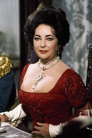 Die «Peregrina» auf Liz Taylors Decollté (1976). (Bild: Terry O’Neill/Getty)