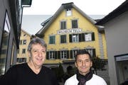 Nach dreieinhalb Jahren überlässt Seppi Durrer (links) den «Tell» dem neuen Pächter Osvaldo Vitale. (Bild Kurt Liembd)