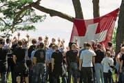 Eine Gruppe Rechtsextremer rottet sich auf dem Rütli zusammen. (Bild: Symbolbild/Keystone (5. August 2012))