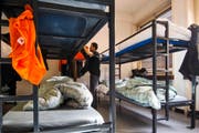In den Asylunterkünften gibt es keinen Heimservice: Die Bewohner müssen selber putzen, waschen und kochen. (Bild: Keystone)