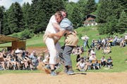 Andi Imhof vom Schwingklub Bürglen (links) bodigte im Schlussgang Marco Wyrsch aus Attinghausen. (Bild: Elias Bricker (Haldi, 18. Juni 2017))