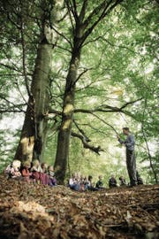 Indem sie die Natur erkunden, lernen Kinder ganz wichtige Dinge. Und zwar aus sich heraus. (Bild: David Trood/Getty)