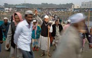 In Bangladesch wird traditionell eine gemässigte Form des Islam gelebt. Auf dem Bild lenkt ein Mann Menschenmassen, die zur jährlichen muslimischen Zusammenkunft Biswa Ijtema in Tongi, nördlich der Hauptstadt Dhaka, strömen. (Bild: A. M. Ahad/AP (Tongi, 13. Januar 2018))