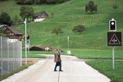 Der Flugzeug-Jäger Stephan Widmer hat schon über 10 000 Bilder in seinem Fundus. (Bild: Goran Basic/NZZ (Stans, 27. September 2017))