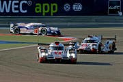 Der Schwyzer Marcel Fässler (Nr. 7, vorne) am letzten Samstag in Bahrain in seinem Audi R18. (Bild Audi)