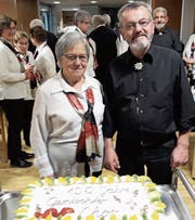 Annemarie Zgraggen (40 Jahre aktives Singen) und der abtretende Vizepräsident Martin Zgraggen wurden an der Jubiläums-GV geehrt. (Bild: PD)