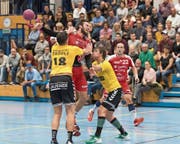 Schwerer Stand für die Stanser mit Roger Scherrer (oben): Am Altdorfer Kevin Ledermann (links) gibt es kein Durchkommen. (Bild: Roger Grütter (Stans, 4. November 2017))