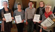 Die vier neuen Ehrenmitglieder zusammen mit dem abtretenden Präsidenten; von links: Tiny van den Berg, Lydia Arnold, Renato Mauri, Hanny Rietmann und Ruth Bissig. (Bild: PD (Flüelen, 23. Februar 2018))