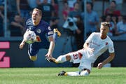 Christian Schwegler (links) wird von Sions Ermir Lenjani attackiert. (Bild: Martin Meienberger/Freshfocus (Sion, 20. August 2017))