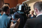 Isabelle Moret stellt sich nach dem Hearing bei der SVP den Fragen der Bundeshausjournalisten. (Bild: Alessandro della Valle/Keystone (Bern, 12. September 2017))
