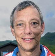 Der 52-jährige frühere Zehnkämpfer Lambert Liesenberg ist Geschäftsführer der Life Forestry Switzerland in Stans. Er sagt: «Ich möchte meine zahlenorientierten Mitarbeiter dazu animieren, einmal den Kopf auszuschalten und nur noch auf das eigene Vertrauen zu hören. Jetzt habe ich es selber ausprobiert. War gar nicht so schlimm wie befürchtet. Du musst einfach durchs Feuer laufen wollen, dann kannst du es auch. Tolle Erfah-rung!» (Bild: Romano Cuonz)