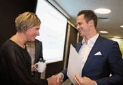 Agnieszka Krasnopolska von der operativen Schulleitung gratuliert Michael Zibung. (Bild: Marion Wannemacher (Sarnen, 3. November 2017))
