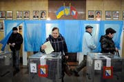 Eine Frau gibt in einem Wahllokal in Simferopol ihre Stimme ab. (Bild: Keystone)