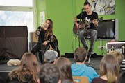 Andie Duquette singt an der Seite ihres Mannes Brian. (Bild: Urs Hanhart (13. November 2017))